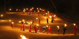 Descente aux flambeaux par les moniteurs de l'ESF