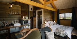 Cabane avec bain nordique et hamac suspendu face aux Pyrénées