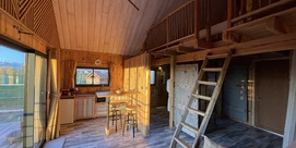 Cabane avec bain nordique et hamac suspendu face aux Pyrénées