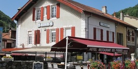 Petit hôtel au milieu d'un village typique des Pyrénées