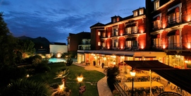 Hotel de estilo sobre la parte alta de Lourdes