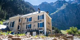 Votre hôtel au pied de la cascade du Cirque de Gavarnie (UNESCO)