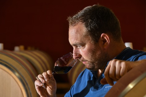 0-DUBOURDIEU-Loic-Oenologue-barrique-degustation--Michel-Carossio.jpg