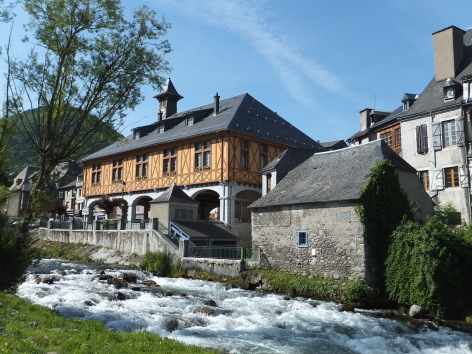 0-Arreau---mairie-halle.jpg