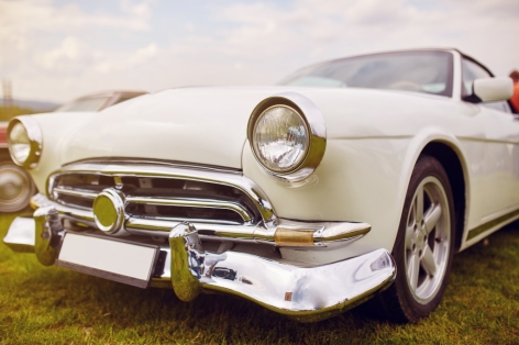 0-voiture-retro-garee-herbe.jpg