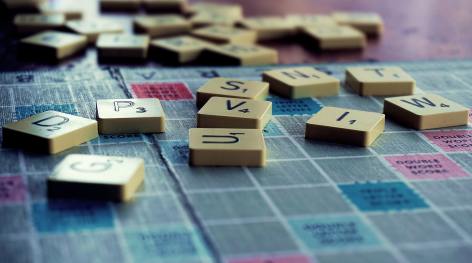 0-Jeux-scrabble--pexels-suzy-hazelwood.jpg