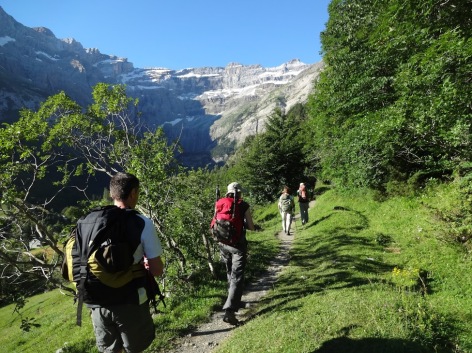 0-gavarnie-caminando.JPG