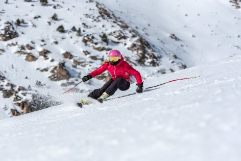 0-jeune-femme-blonde-lunettes-ski-casque-ski-pente-montagne-enneigee.jpg