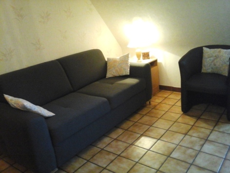 12-Lourdes-Gite-a-l-Etage-MME-LARRALDE-Salon.jpg