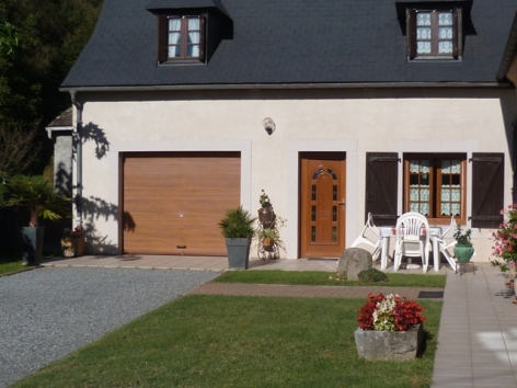 9-Lourdes-Gite-a-l-Etage-MME-LARRALDE-Facade-maison.JPG