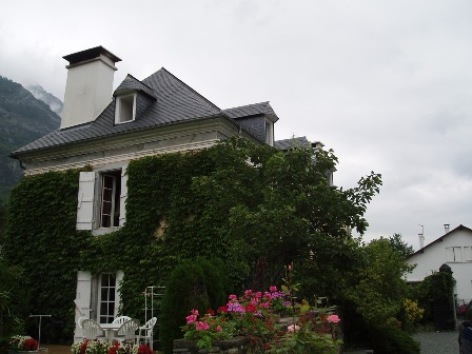 8-facade1-chambred-hotemaisonbellocq-ayzacost-HautesPyrenees.jpg