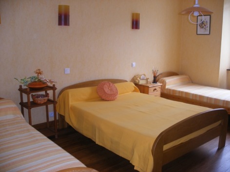 3-CHAMBRE-GITE-MARROT.jpg
