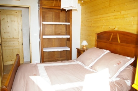 7-chambre2-vigneschaletbergons-ouzous-HautesPyrenees.jpg.JPG