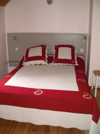 3-chambre1-theil-esterre-HautesPyrenees.jpg