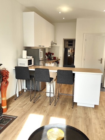 4-Red-Ana--Emma-n-1--Kitchen.jpg