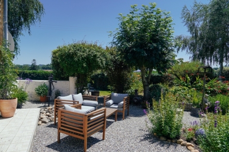 3-Outside-seating-area-for-Rose-and-Lavande-web.jpg