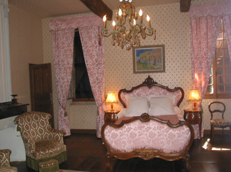 2-HPCH23---Manoir-de-la-grange---Chambre-Armagnac.jpg