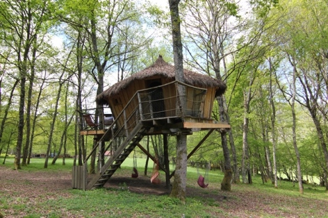 Cabanes perchées dans les arbres près de Luchon, Hautes ...