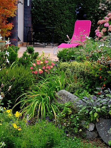 10-ATGV8--Jardin-prive--un-apercu-de-la-rocaille--qui-a-donne-son-nom-au-gite.jpg