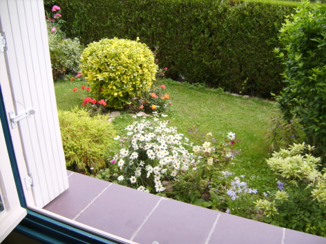 12-ATGV11-Jardin-vu-de-la-chambre.JPG