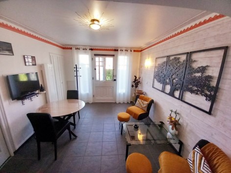 2-salon-gite-vers-l-entree-Ma.jpg