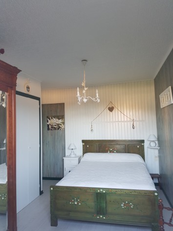 6-ATGV6-Chambre-coloree--melange-de-style--parquet-au-sol.jpg