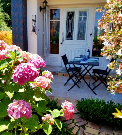 8-ATGV3-Entree-gite-et-terrasse-avec-salon-jardin.jpg