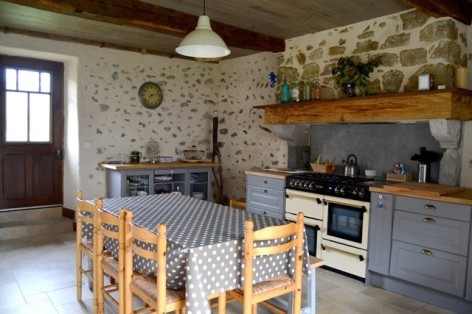 17-HPM140---Gite-Les-Arribourits-coin-cuisine.jpg