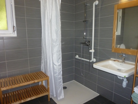 14-HPM12-Chalet-Fario-FrechetAure-salle-de-bain.JPG
