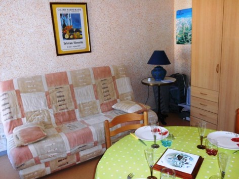0-ETIENNE-Portes-du-Soleil-39-salle-a-manger-canape.JPG