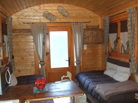 1-CAMPING-ROULOTTE---salon.jpg
