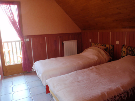 5-chambre2-crequy-ouzous-HautesPyrenees.jpg