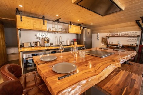 10-CALVET-GRANGE3--Birrien-vue-sur-table-cuisine-WEB.jpg