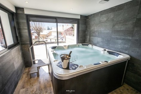 4-BRUN-Chalet-Cosy--Birrien-jacuzzi-WEB.jpg
