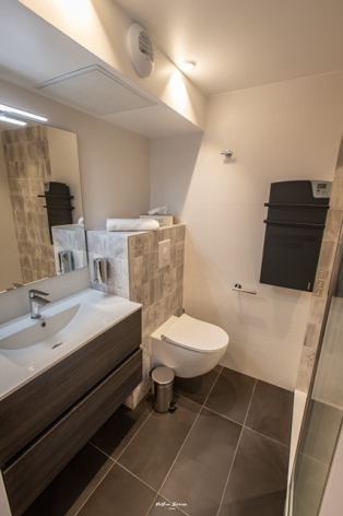 6-BRUN-Chalet-Cosy--Birrien-salle-de-bain-WEB.jpg