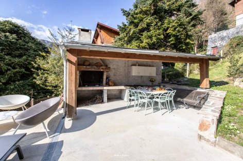 9-BRUN-Chalet-Comfort--Birrien-cuisine-exterieure-2.jpg