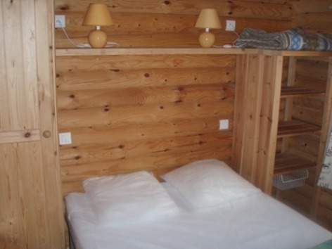 2-chambreadultechaletbois-campingsoleildupibeste-agosvidalos-HautesPyrenees.jpg
