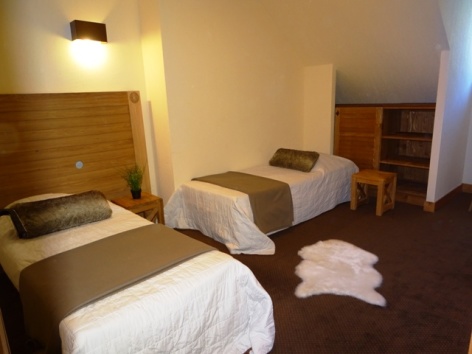 1-Namur-Cami-Real-chambre-lits-simples.JPG