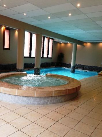 2-Namur-Cami-Real-chambre-piscine.JPG