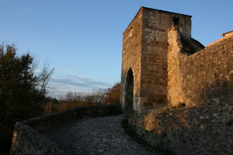 6-Meuble-St-Arrailles-11---Les-remparts.JPG