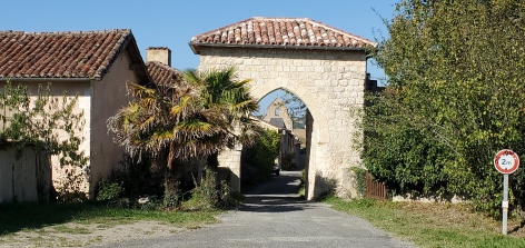 8-Meuble-St-Arrailles-3---Les-remparts.jpg