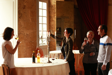 21-Salle-degustation-en-famille---Chateau-de-Viella.jpg