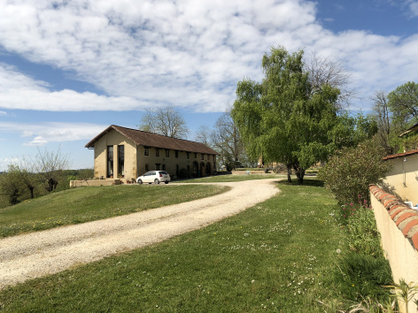 4-Meubles-vacances-location--Gites-Monpardiac.jpg
