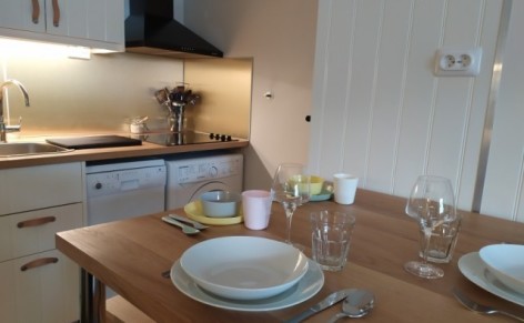 1-2--DULHOSTE---Aurette-A102-table-et-4-tabourets-hauts--cuisine-et-lave-vaisselle--lave-linge--4-feux--fours.jpg