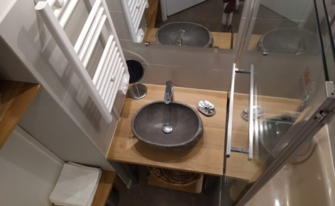 4-5--DULHOSTE---Aurette-A102-salle-de-bain--vasque-en-pierre--etageres--seche-serviette-et-baignoire.jpg