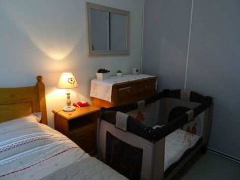 5-4-Grande-chambre---lit-BB.JPG