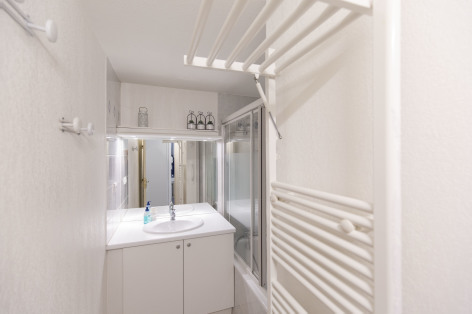 10-LOCATION-SAINTLARY-T2--VILLAGE-HYPERCENTRE-SDB-PRATIQUE-CHAUFFESERVIETTES-COSY-FAMILLE-ETE-HIVER.jpg