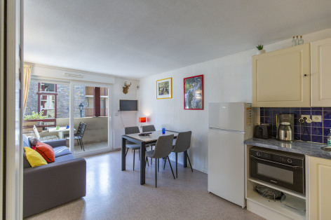 3-LOCATION-SAINTLARY-T2--VILLAGE-HYPERCENTRE-GRANDEPIECEDEVIE-ETE-HIVER-FAMILLE-COUPLE-WIFI-ETAGE1-BALCON-DESIGN.jpg