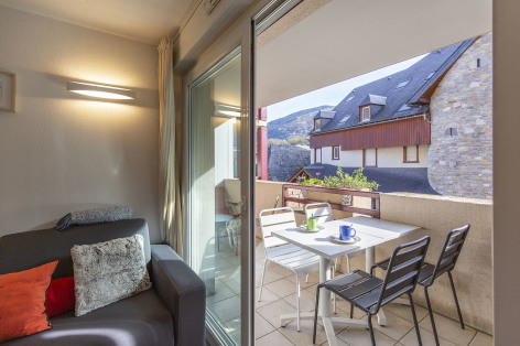 7-LOCATION-SAINTLARY-T2--VILLAGE-HYPERCENTRE-AGREABLE-BALCON-ETE-HIVER-VUE-ETAGE1-COSY-EQUIPE.jpg
