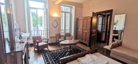 1-Rd-Ana---Chez-M-mzelle---Chambre-rue.jpg